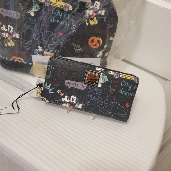 NWT Disney Dooney & Bourke Mickie & Minnie New York City Zip Satchel, Wa… - Picture 3 of 10
